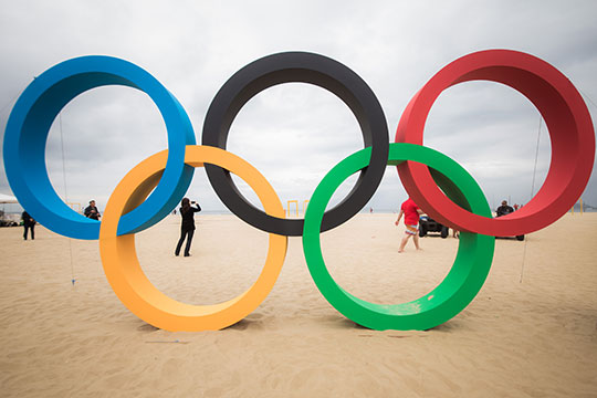 Copacabana receives Olympic Rings made of recycled plastic